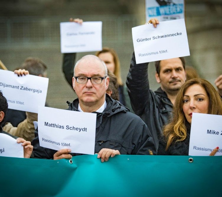 Protestaktion gegen die AfD vor der Konstituierung des Bundestages. Foto: Martin Heinlein